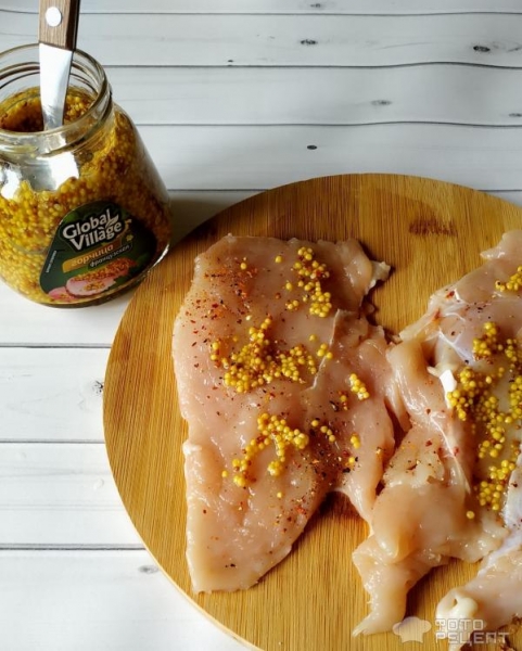 Рецепт: Рулетики из куриного филе - в беконе с начинкой из чернослива