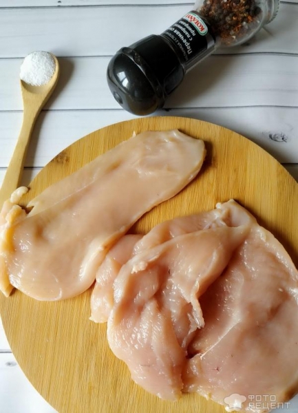 Рецепт: Рулетики из куриного филе - в беконе с начинкой из чернослива