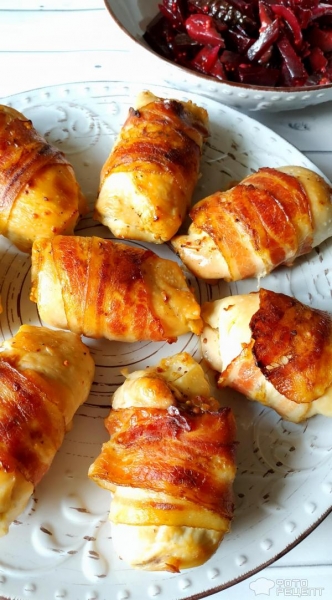 Рецепт: Рулетики из куриного филе - в беконе с начинкой из чернослива