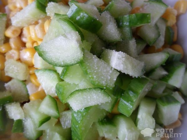 Рецепт: Салат из огурца с яйцом и кукурузой - заправленный майонезом