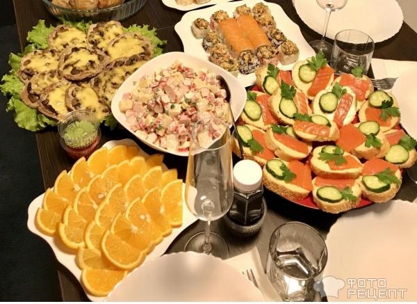 Рецепт: Салат "Крабовые палочки с ананасами" - с сыром