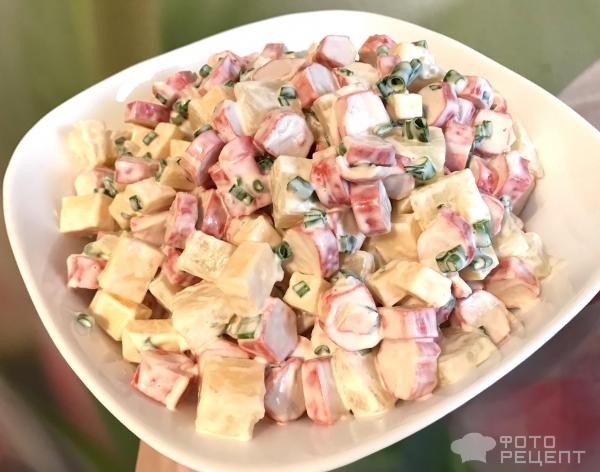 Рецепт: Салат "Крабовые палочки с ананасами" - с сыром