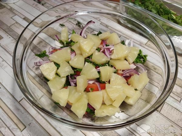Рецепт: Салат с ананасами - помидорами и зеленью Рецепт: Салат с ананасами - помидорами и зеленью