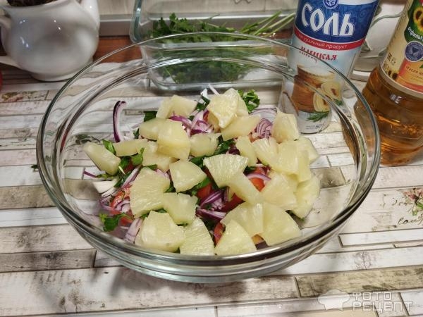 Рецепт: Салат с ананасами - помидорами и зеленью Рецепт: Салат с ананасами - помидорами и зеленью