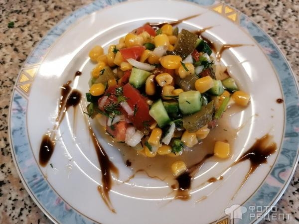 Рецепт: Салат с кукурузой - Со свежими овощами и маринованными огурцами
