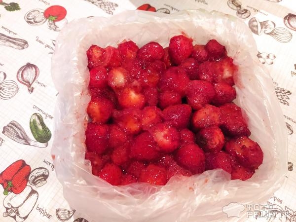 Рецепт: Заготовка клубники на зиму - рационально "тратим" место в морозильнике.
