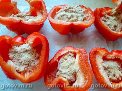 Фаршированный перец с тунцом по сырной корочкой, запеченный в духовке