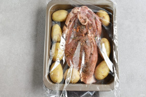 Запеченная свиная лопатка Запеченная свиная лопатка