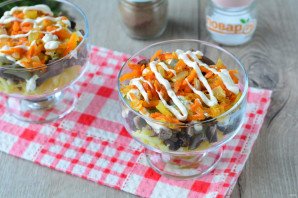 Слоеный салат с сердцем