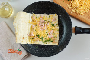 Рулет из лаваша на сковороде