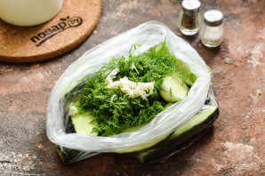 Быстрые огурчики в пакете Быстрые огурчики в пакете