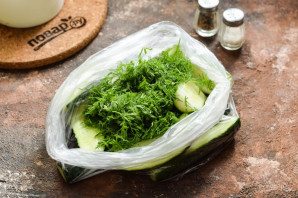 Быстрые огурчики в пакете Быстрые огурчики в пакете