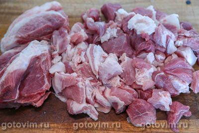 Свинина по-гречески, тушенная с сельдереем и зеленым луком в соусе авголемоно  