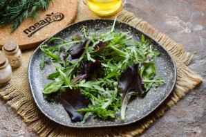 Салат с красной рыбой и шампиньонами Салат с красной рыбой и шампиньонами