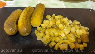 Легкий салат из куриных сердечек с маринованными огурцами