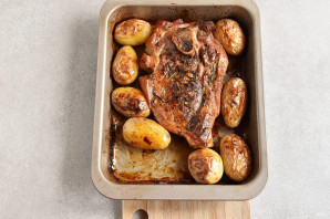 Запеченная свиная лопатка Запеченная свиная лопатка