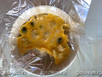 Омлет пашот с ряженкой, черным хлебом и каперсами Омлет пашот с ряженкой, черным хлебом и каперсами