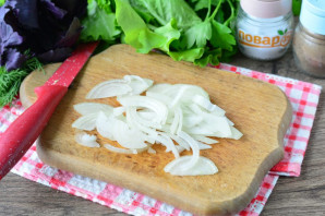 Острый салат с помидорами и перцем чили