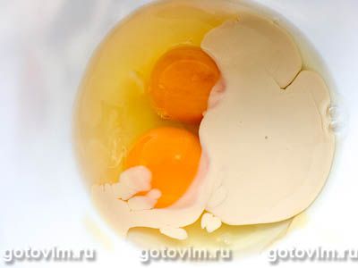 Омлет пашот с ряженкой, черным хлебом и каперсами Омлет пашот с ряженкой, черным хлебом и каперсами