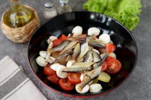 Салат с копченой салакой