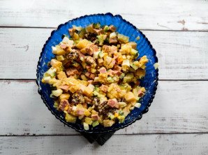 Салат с грецкими орехами и колбасой