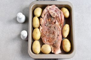 Запеченная свиная лопатка Запеченная свиная лопатка