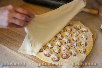 Мини-пирожки из слоеного теста в форме для пельменей