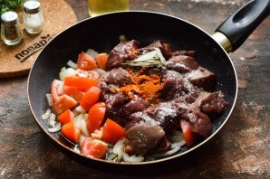 Говяжья печень тушеная с помидорами