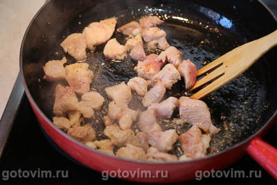 Капуста с мясом, тушенная со сметаной