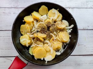 Жареная картошка кольцами в сковороде Жареная картошка кольцами в сковороде