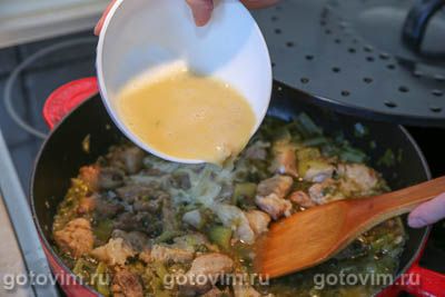 Свинина по-гречески, тушенная с сельдереем и зеленым луком в соусе авголемоно  