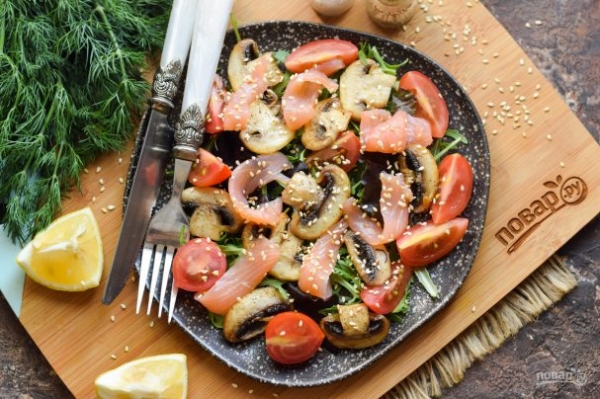 Салат с красной рыбой и шампиньонами Салат с красной рыбой и шампиньонами