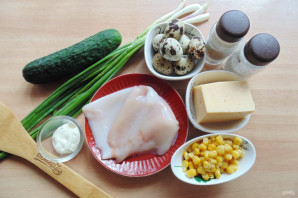 Салат с кальмарами и перепелиными яйцами