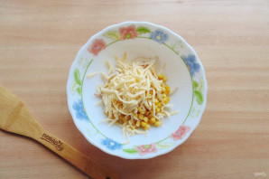 Салат с кальмарами и перепелиными яйцами