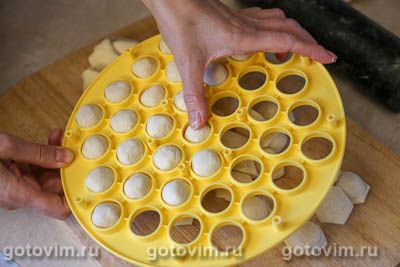 Мини-пирожки из слоеного теста в форме для пельменей