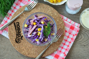 Салат из краснокочанной капусты с колбасой Салат из краснокочанной капусты с колбасой