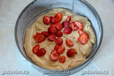 Шарлотка с клубникой