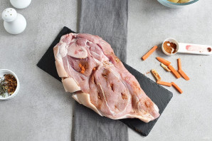 Запеченная свиная лопатка Запеченная свиная лопатка