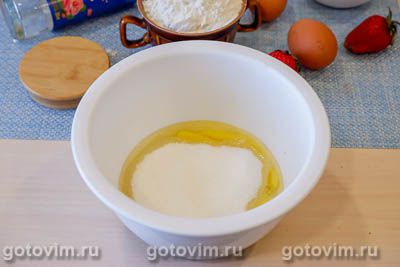 Пирог с клубникой, сливками и корочкой из взбитых белков