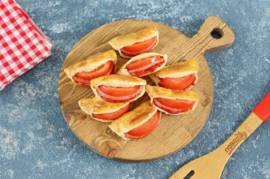 "Ушки" с колбасой и помидорами