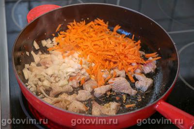 Капуста с мясом, тушенная со сметаной
