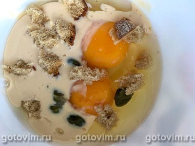 Омлет пашот с ряженкой, черным хлебом и каперсами Омлет пашот с ряженкой, черным хлебом и каперсами