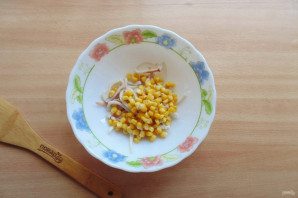 Салат с кальмарами и перепелиными яйцами