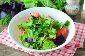 Острый салат с помидорами и перцем чили