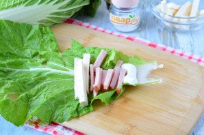 Рулетики из пекинской капусты с ветчиной