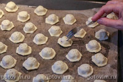Мини-пирожки из слоеного теста в форме для пельменей