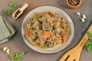 Говяжья печень тушеная с сельдереем