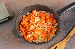 Говяжья печень тушеная с сельдереем