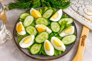 Салат с креветками и соевым соусом