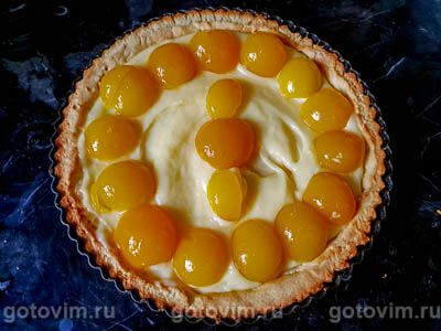 Песочный пирог с заварным кремом и консервированными абрикосами